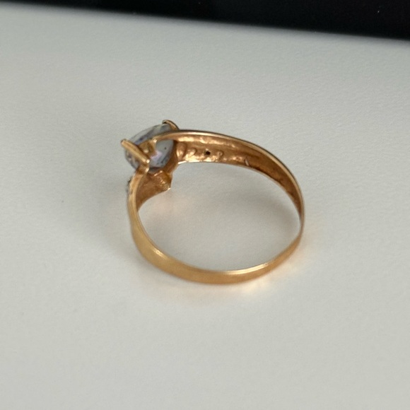10k gold ring with majestic triangular shap - Picture 5 of 8
